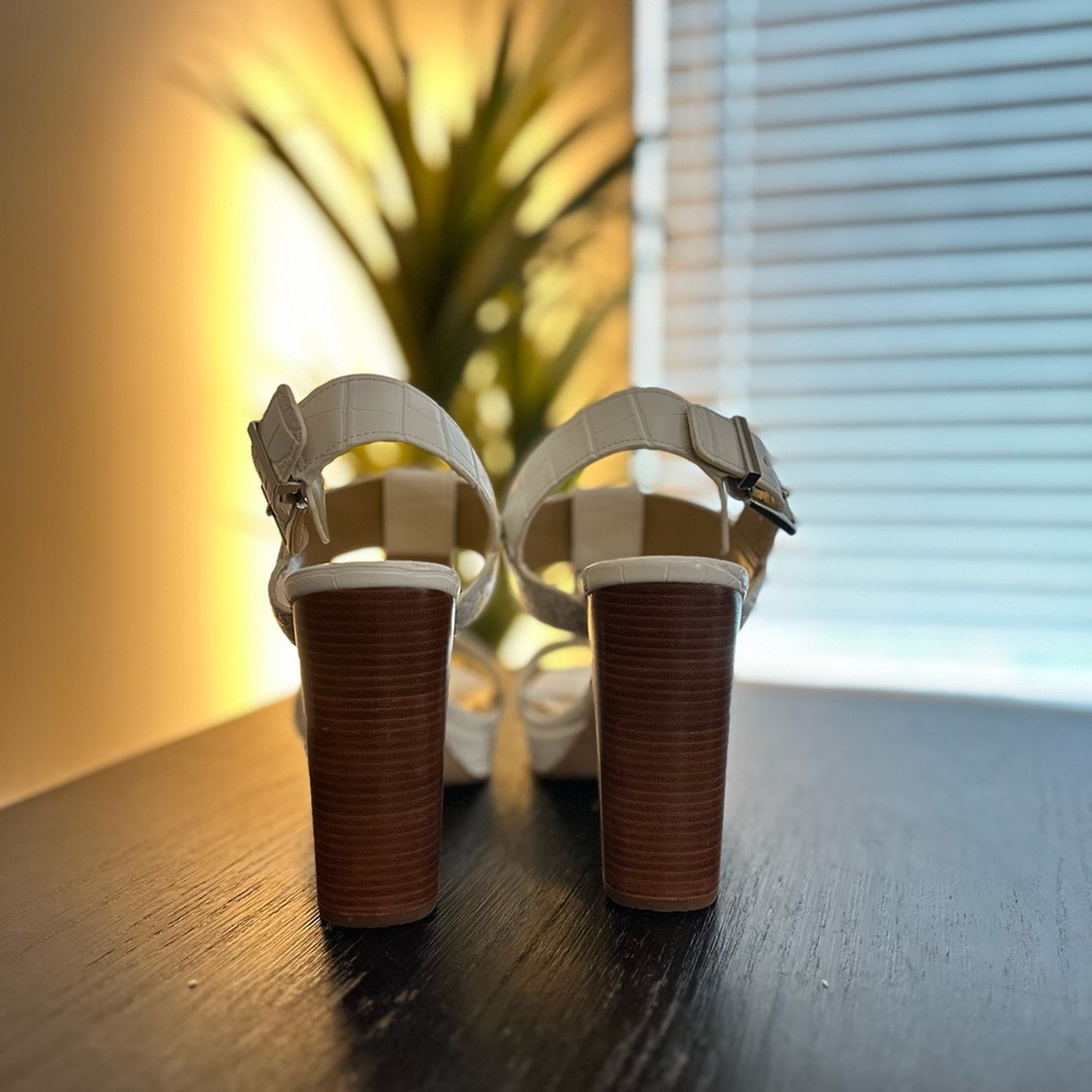Michael Kors Cream and Brown Platform Sandals with Modern Design - Picture 4 of 4
